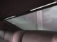 リアガラスに電動ローラーブラインドと、サイドガラスには手動のローラーブラインドが装着され、後席にお乗りの方のプライバシーを守ってくれます。