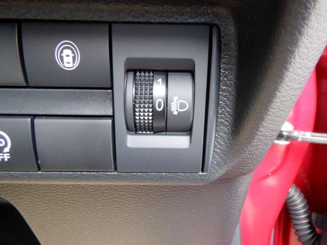 対向車への思いやり。ヘッドライトの光軸の調整ができる、マニュアルレベライザー付です！