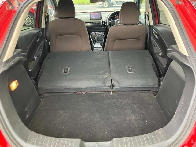 後席を全て倒して、荷物専用のスペースにした状態です。これなら長いものも積めますし、ご旅行や趣味に活用できますね。