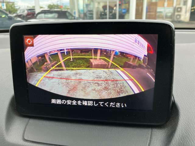 ギアをRに入れるとバックカメラの画面になりガイドが表示されますのでバック時も安心してください。視覚は大事ですね！