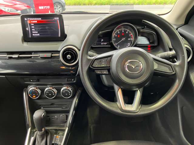 インパネ廻りと運転席です！シンプルにスッキリとまとまっています。運転操作に迷いにくくなっておりとても運転しやすいです。