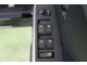 全ての窓が運転席から操作できます。今やほぼ当たり前ですが、無いと不便なアイテムですね。ドアの施錠・解錠と連動してドアミラーが格納・復帰するオート電動格納機能も装備しています。