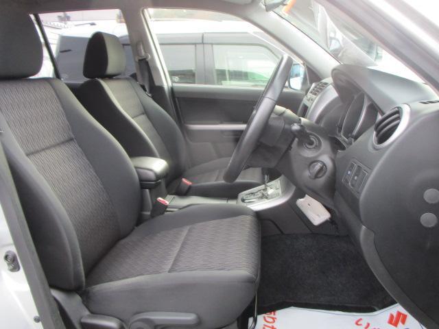 フロントシート。運転席と助手席はセパレートタイプになっており、車内のデザインはコンソール有りとなっております。
