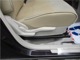 フロントシートにはシートリクライニングのほか、シートリフターも搭載。細かくシートの角度を調節できますよ♪