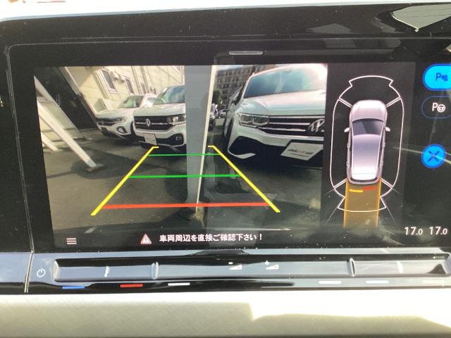 パークディスタンスコントロールは車両前後のセンサーにより駐車時の前後動作をビジュアル化。スクリーンに映し出された映像とオレンジ＆レッドライン、そしてセンサーによりドライバーをサポートします。
