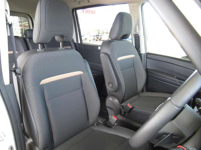 広い車内空間です。ゆったりと座れます。運転席にはシートリフターが付いていますので座高にあわせてドライビングポジションが決められます。