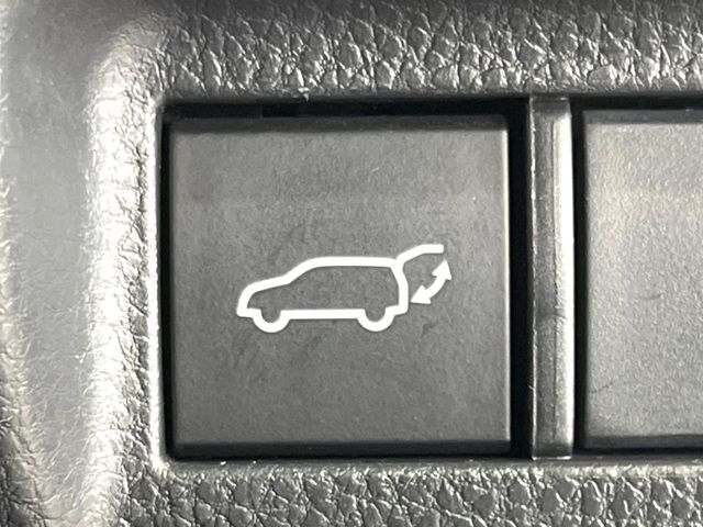 【パワーバックドア】スマートキーや運転席のボタンを押すだけでリアゲートが自動で開閉します！荷物を持っている時や、高い位置にあるバックドアを閉める際に便利な機能です♪