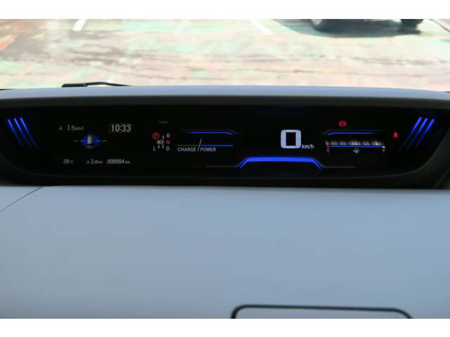 メーター左側のマルチインフォメーションディスプレイは、バック駐車時などの際のタイヤの切れ角や、経過時間、外気温、平均車速などを表示します。