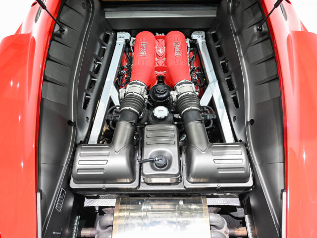 V8自然吸気エンジンからは、490cvのパワーを出力します。