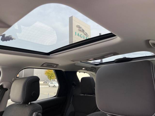 パノラミックルーフは前部はスライド式！すべての座席で自然光あふれる開放的な雰囲気を演出し頭上に広がる風景を満喫。ダーク強化ガラスは快適な車内温度を維持しながら陽射しを抑えます。電動サンブラインド付き。