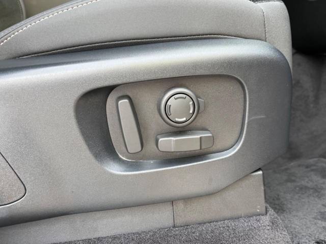 電動パワーシートですので運転中のシート調節も安全に行えます。微調整も可能ですのであなただけのドライビングポジションを実現します。