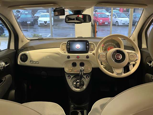アイボリーインパネが室内を明るく演出。ＦＩＡＴ５００らしいお洒落な空間です。