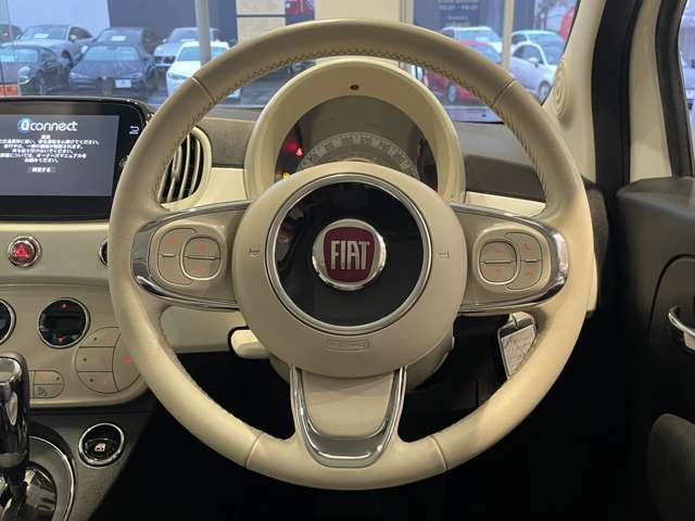シンプルで視認性に優れたコックピット。運転が楽しくなるデザインです。手になじみやすいステアリングを採用。日常使いにも扱いやすい一台です。