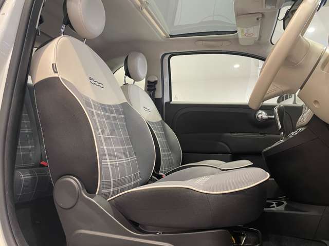 チェック柄シートがＦＩＡＴ５００らしい可愛らしさを演出します。使用感の少ない印象のシート。気持ちよくお乗りいただけます。