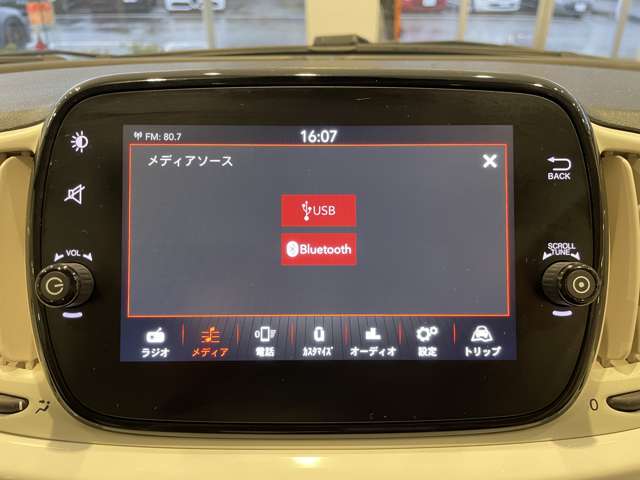 操作性に優れた純正モニターを装備。シンプルで使いやすいレイアウトです。ＢｌｕｅｔｏｏｔｈやＵＳＢ接続に対応。車内でも快適に音楽をお楽しみいただけます。