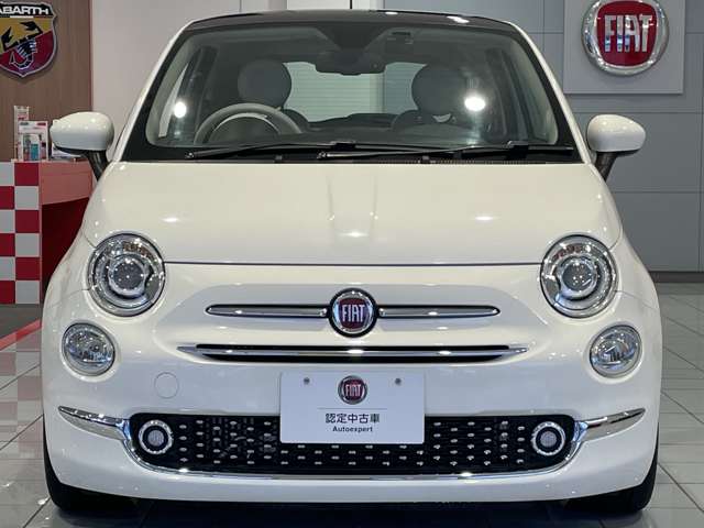 丸みを帯びた愛らしいフロントフェイス。ＦＩＡＴ５００らしい親しみやすさが魅力です。クロームパーツがボサノバホワイトのボディに映える上品な仕上がりです。