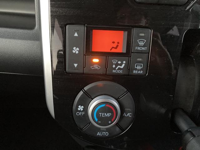 温度設定すれば自動で車内の温度管理をしてくれるオートエアコン付き