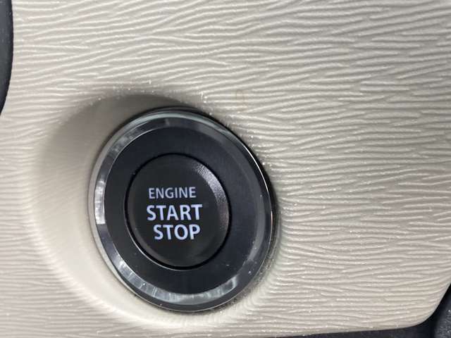 プッシュスタートボタン。ブレーキペダルを踏みながらボタンを押す事でエンジンを始動する事が出来ます。鍵を回す手間を省き、鞄等から鍵を取り出す必要も無く指先一つでエンジンが始動可能です。