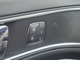 運転席側ドアにはシートメモリースイッチが付いています。シート位置、高さ、背もたれ角度、サイドミラー角度を最大３つまでメモリー可能。ボタンひとつで呼び出し可能です！