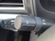 ステアリング左のヘッドライト切替レバーにはレーンキープ機能のオンオフボタンが付いています。高速道路で、クルーズコントロールと併用すれば、とっても便利♪