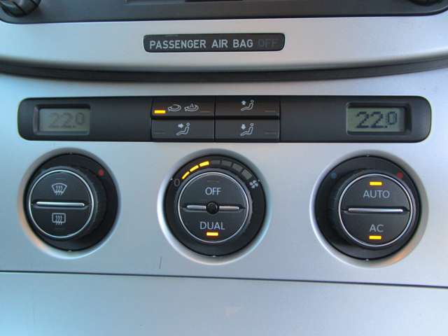 ■デュアルオートエアコン■左右独立したエアコンです！運転席と助手席で温度を変えられますよ♪