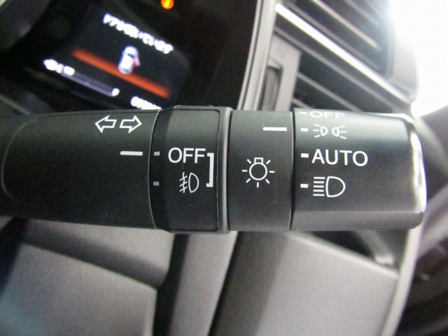 便利なオートライトコントロール機能付。エンジンON/OFFと連動しますので、面倒なスイッチ操作が不要です。周囲が薄暗くなって来たらポジション球が点灯し、さらに暗くなればロービームを点灯させます。
