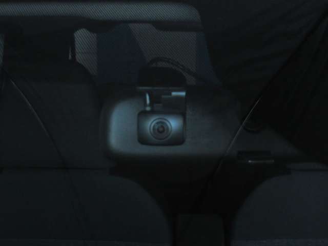 ドライブレコーダー装着車です。高性能カメラを内蔵。音声もしっかり記録いたします。