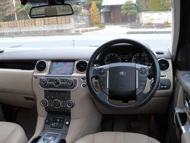運転席は高い着座位置から前方や周囲を見渡せます。コマンド・ドライビング・ポジションと呼ばれ、高い視認性を誇ります。