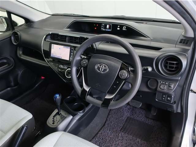 高いホールド性で運転姿勢が安定します。長距離ドライブでも疲れにくいのが魅力です。快適なドライビングライフをお送りください♪