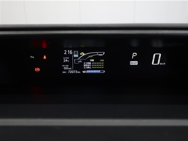 スタイリッシュなデザインのインパネ。各操作スイッチは使いやすい位置に配置されてます。