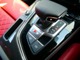 【運転席操作部】オーソドックスなシフトレバー、電子制御のサイドブレーキ。Audiホールドアシストも装備。