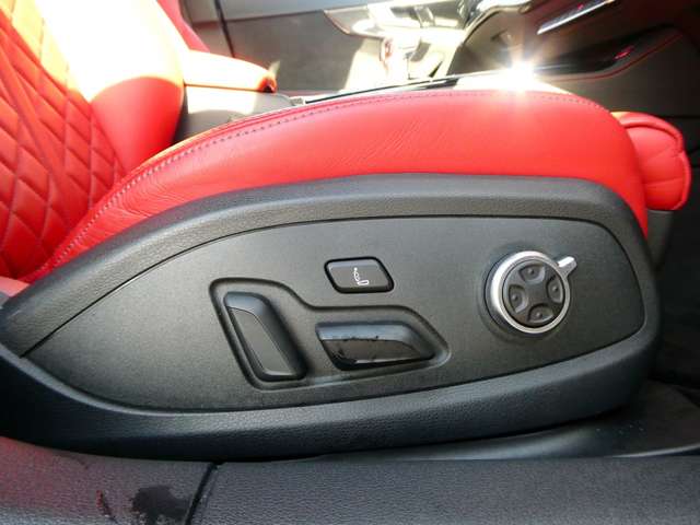 【運転席】電動調整機能、ランバーサポート（マッサージ機能付き）装備。