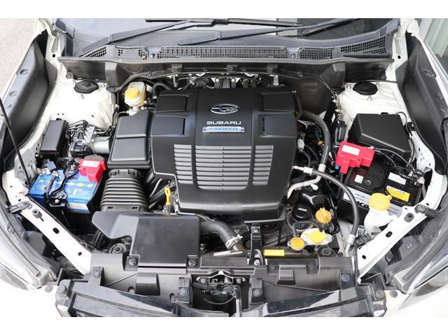 SUBARUの水平対向エンジン、回転バランスに優れているほかエンジン全高が低く、軽量・コンパクトな特性により、車体の低重心化にも貢献します。