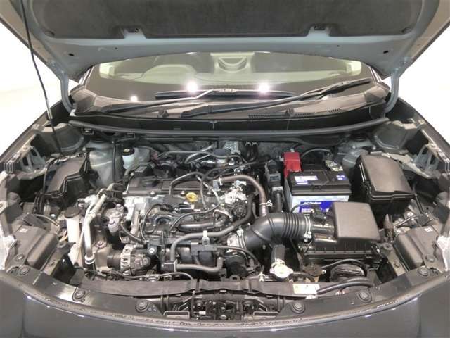 エンジンルームです。弊社ではドライアイスを利用した専用機器で隅々まで洗浄しております。