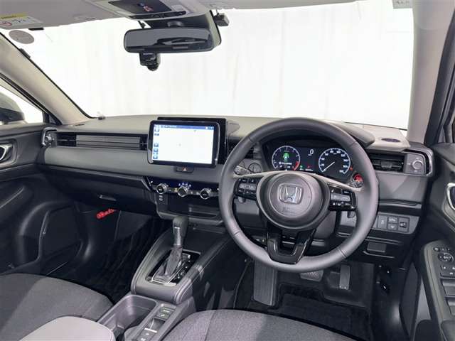運転席まわりです。　各操作スイッチは使いやすい位置に配置されてます。