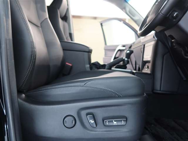 パワーシート搭載。微妙な調整が手軽にでき、ピッタリなポジションで運転することが可能です。