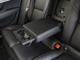後席の快適性を高めるリアシート・アームレストには、便利なカップホルダーが内蔵されています。
