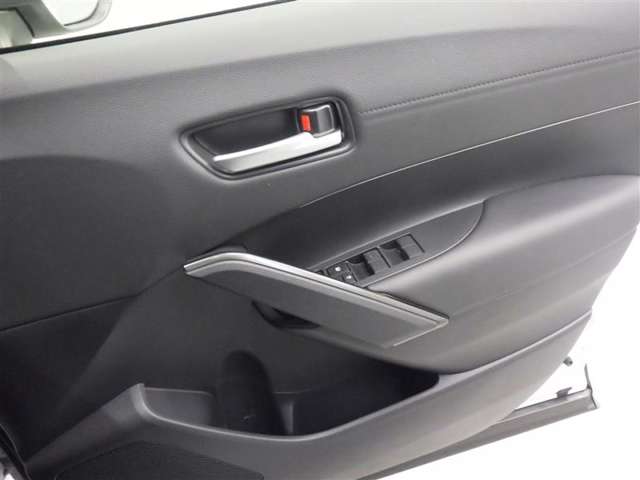 新車時発行のメンテナンスノートもしっかり装備されています。