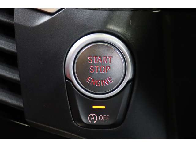 ボタンでエンジンのオンオフが出来ます。ドアハンドルのセンサーにタッチすることでキーロックも可能です。
