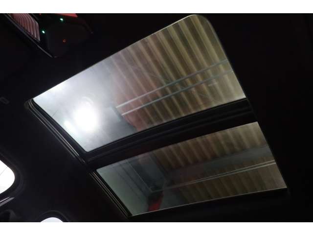 ルーフ一面ガラスになったパノラマサンルーフは車内に開放感をもたらし、効率的な換気を致します。