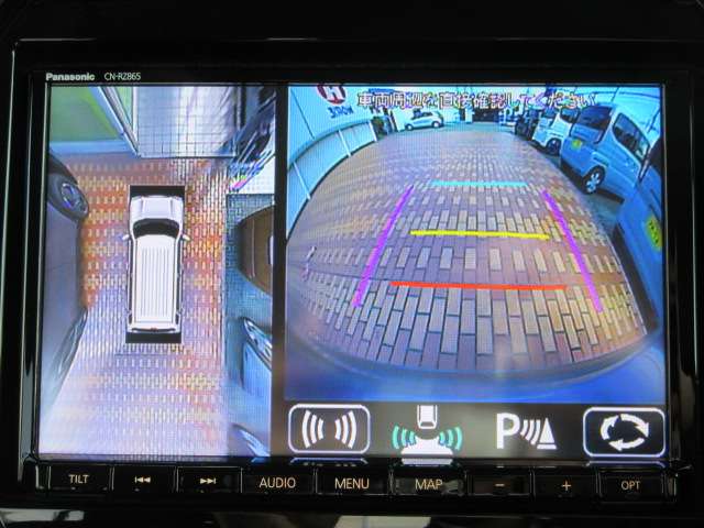 お車を真上から見たような映像が見れる全方位モニターも装備されております♪見えずらい死角が減り運転も快適になりますね♪