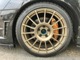 ENKEI製18インチアルミが装着されております。タイヤは4輪共に、NANKANG製スタッドレスタイヤの235/40R18を履いており、残溝は前・後輪共に7～8部山程度あり、サイドウォールにヒビ割れ等は見られません。