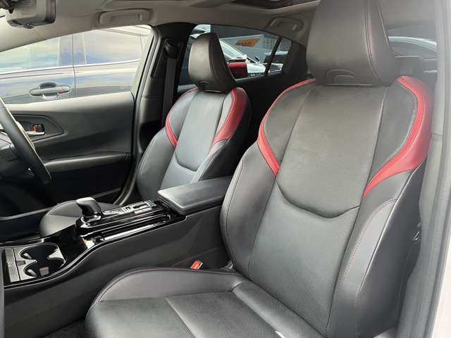 助手席シートも、上質なレザー素材となっており、肌触りや座り心地も良く、快適なドライブを実現します！