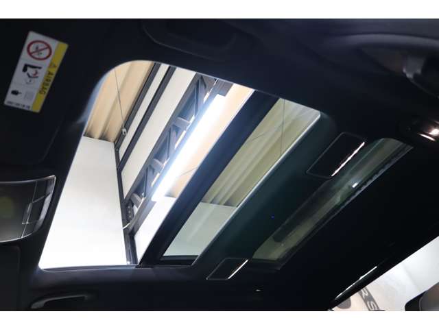 車内を明るく開放的な空間へと変貌させるガラススライディングルーフを搭載！用途に合わせチルトアップ＆スライディング操作が選択可能です！