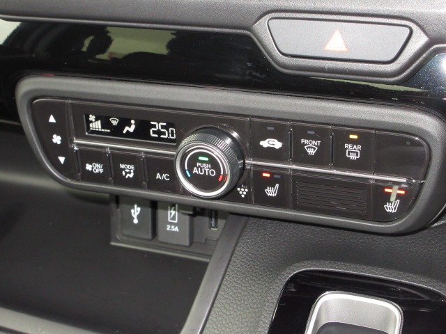 エアコンはオートエアコンでお好みの温度調整が出来、オールシーズン快適にドライブできます！フロントシートの座面に２段階調節のシートヒーターを内蔵。身体を直接温めることができます。