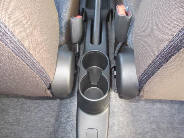 運転席と助手席の間にある【ドリンクホルダー】！後ろの席からも使えますよ。