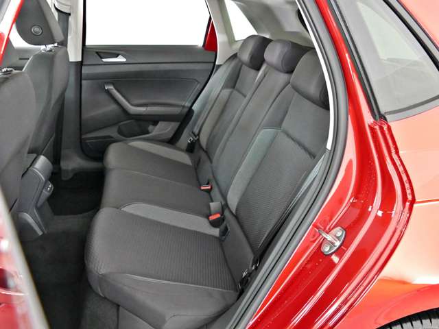 セカンドシートはフロントシートよりも少し高く設置され、疲れにくく、安全に同乗できる設計となっております。