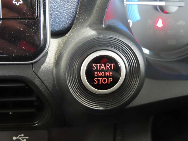 ブレーキを踏んでボタンを押せばエンジンがかかります