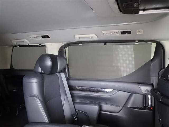 セカンドシート・サードシートの窓ガラスには日よけのシェードが搭載されてます。強い日差しのカットに、プライバシー対策としても重宝します。
