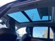 混雑した市街地でも、流れのいい高速道路でも、そしてどのシートに座っていても、チルトアップ機構付電動パノラマ・ガラス・サンルーフが日差しの明るさと開放感をお届けします。